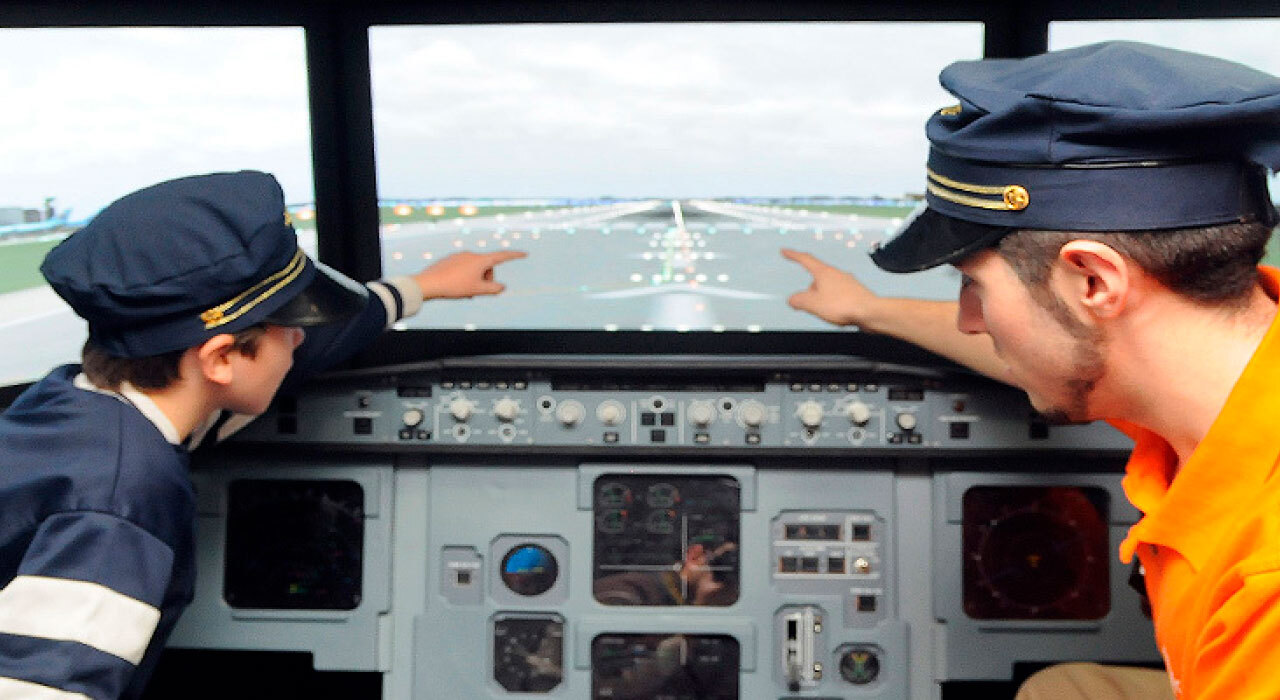 Niño y monitor en cabina avión