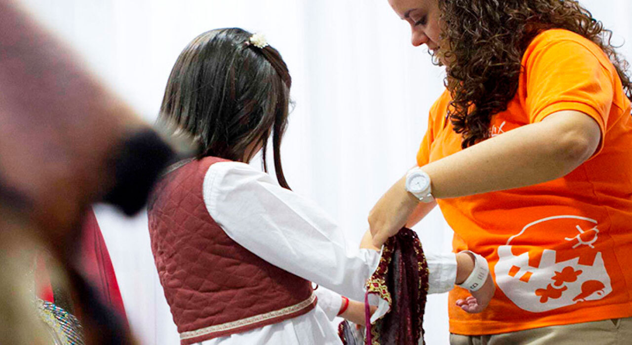 Monitora disfrazando a niña