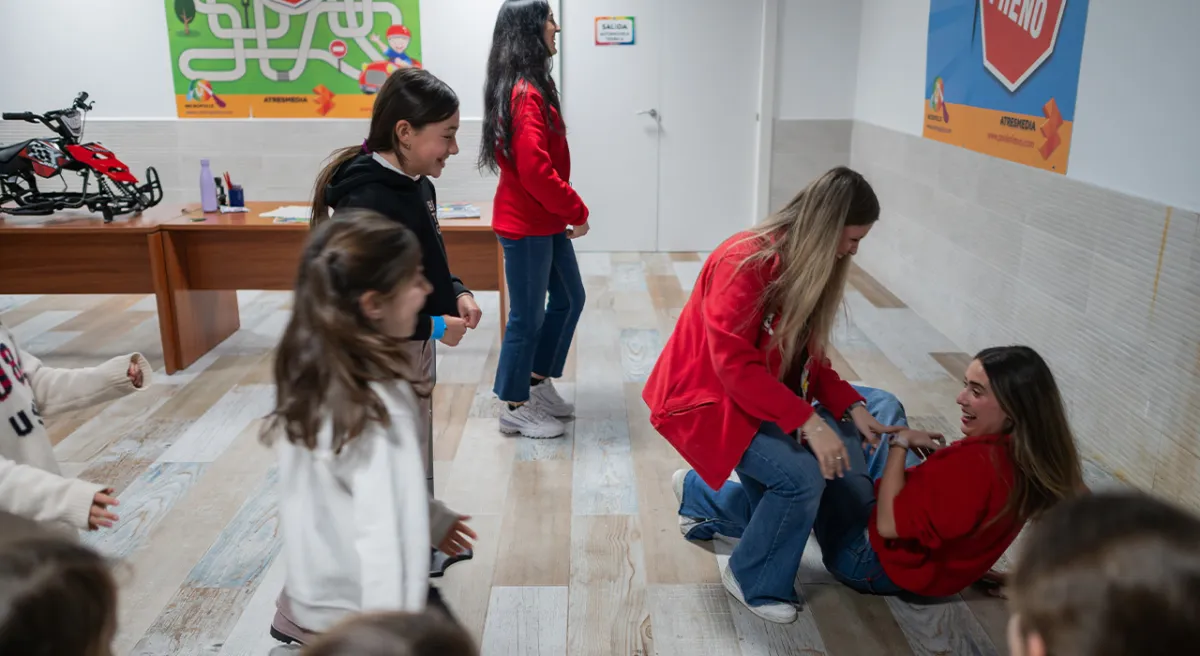 Niñas y monitoras actividad autoescuela