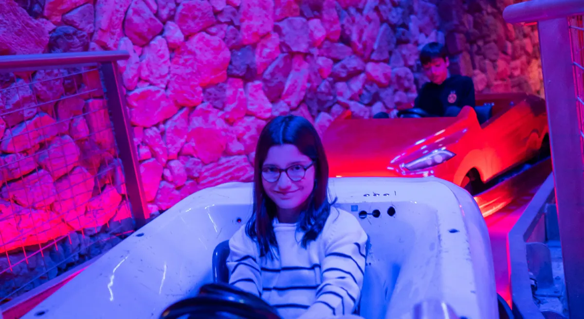 Niña en coche juguete