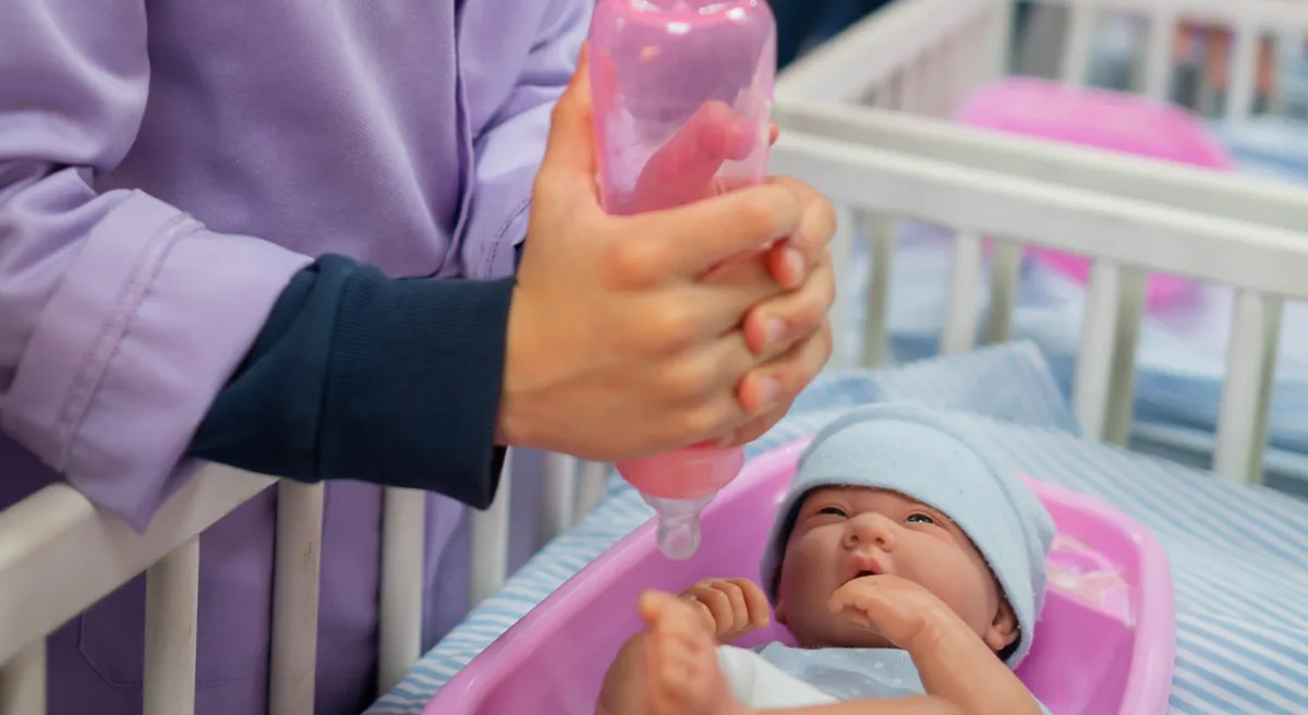 Niña cuidando muñeca