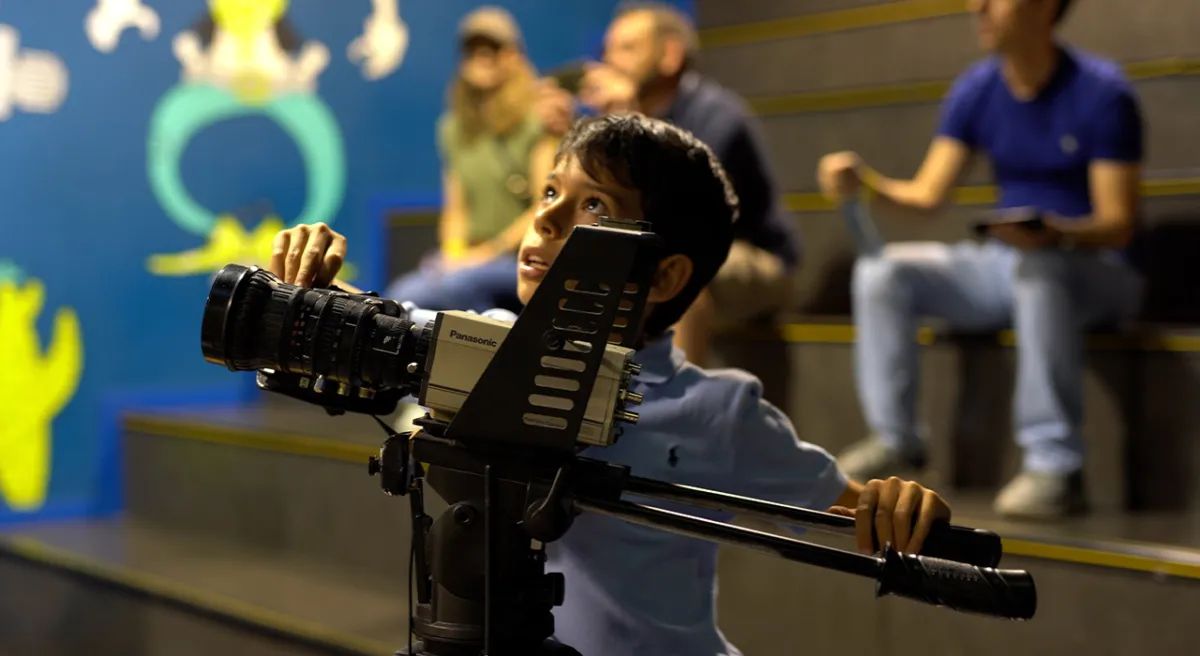 Niño jugando camara
