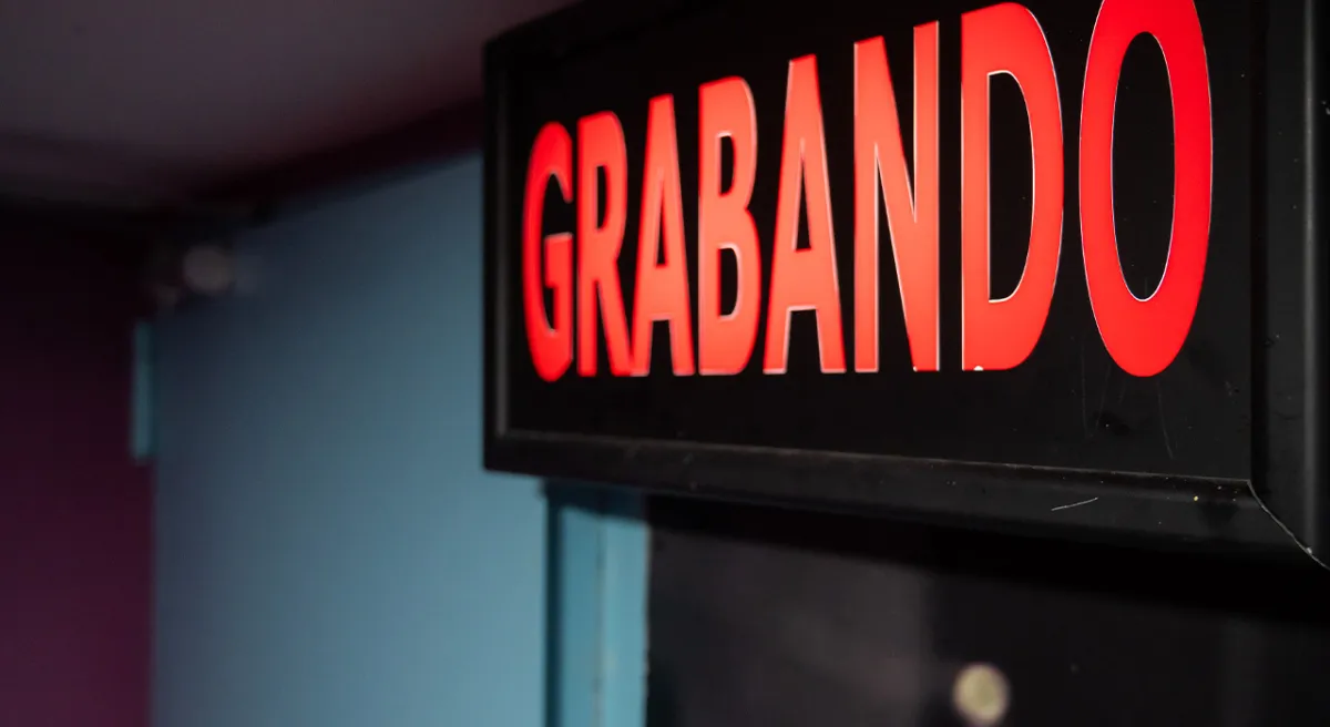 Cartel juego "grabando"