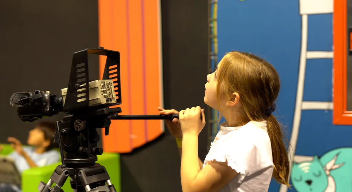 Niña jugando a la TV