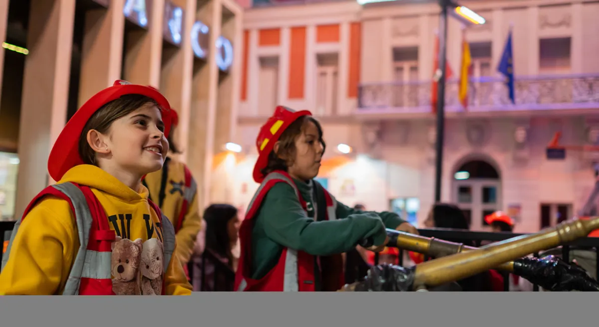 Niñas en actividad bomberos