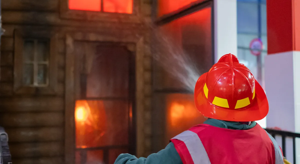 Niño actividad bomberos