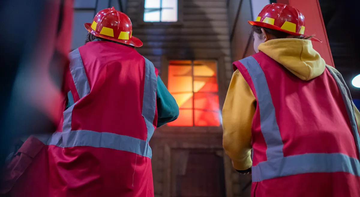 Niños jugando bomberos