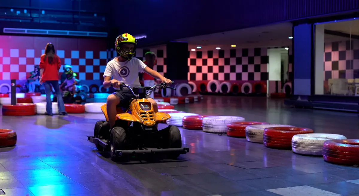 Gente en zona karts