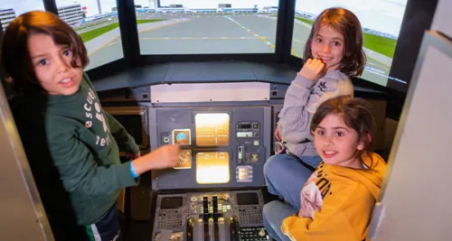 Niños en cabina de avión