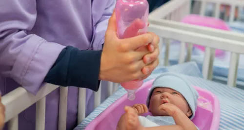Niña jugando con muñeca