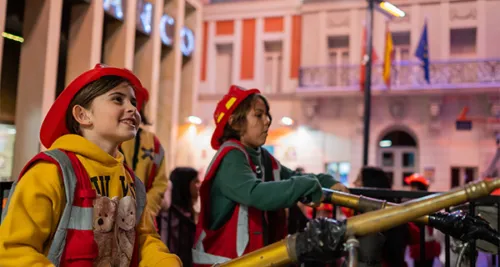 Niños haciendo de bomberos