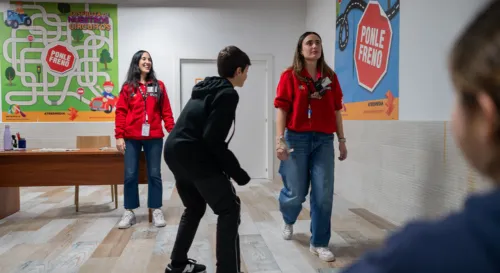 Niño y monitoras actividad autoescuela
