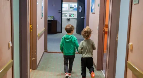 Niños andando