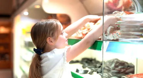 Niña jugando zona supermercado