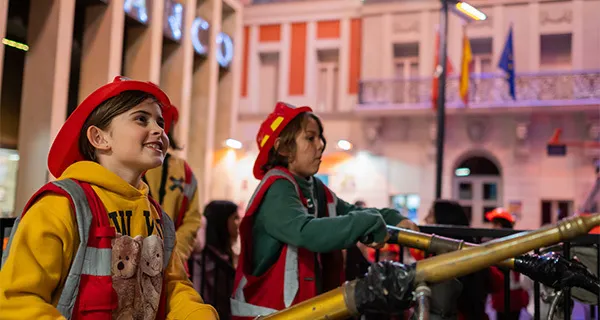Niños haciendo de bomberos