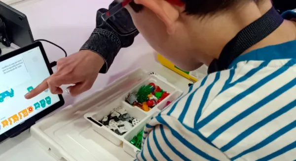 Niño jugando con piezas