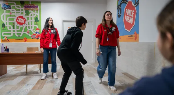 Niño y monitoras actividad autoescuela