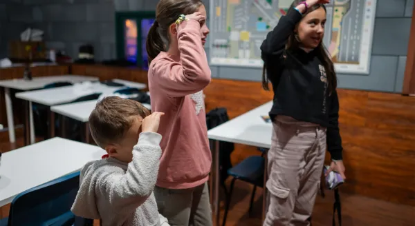 Tres niños jugando