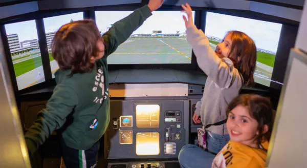 Niños en cabina avión juego