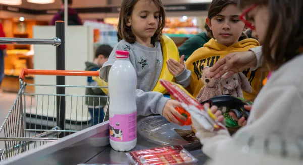 Niños haciendo compra juego