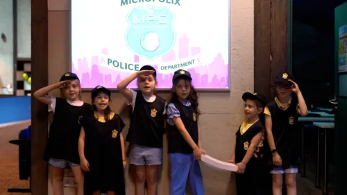 Ninos jugando a policias