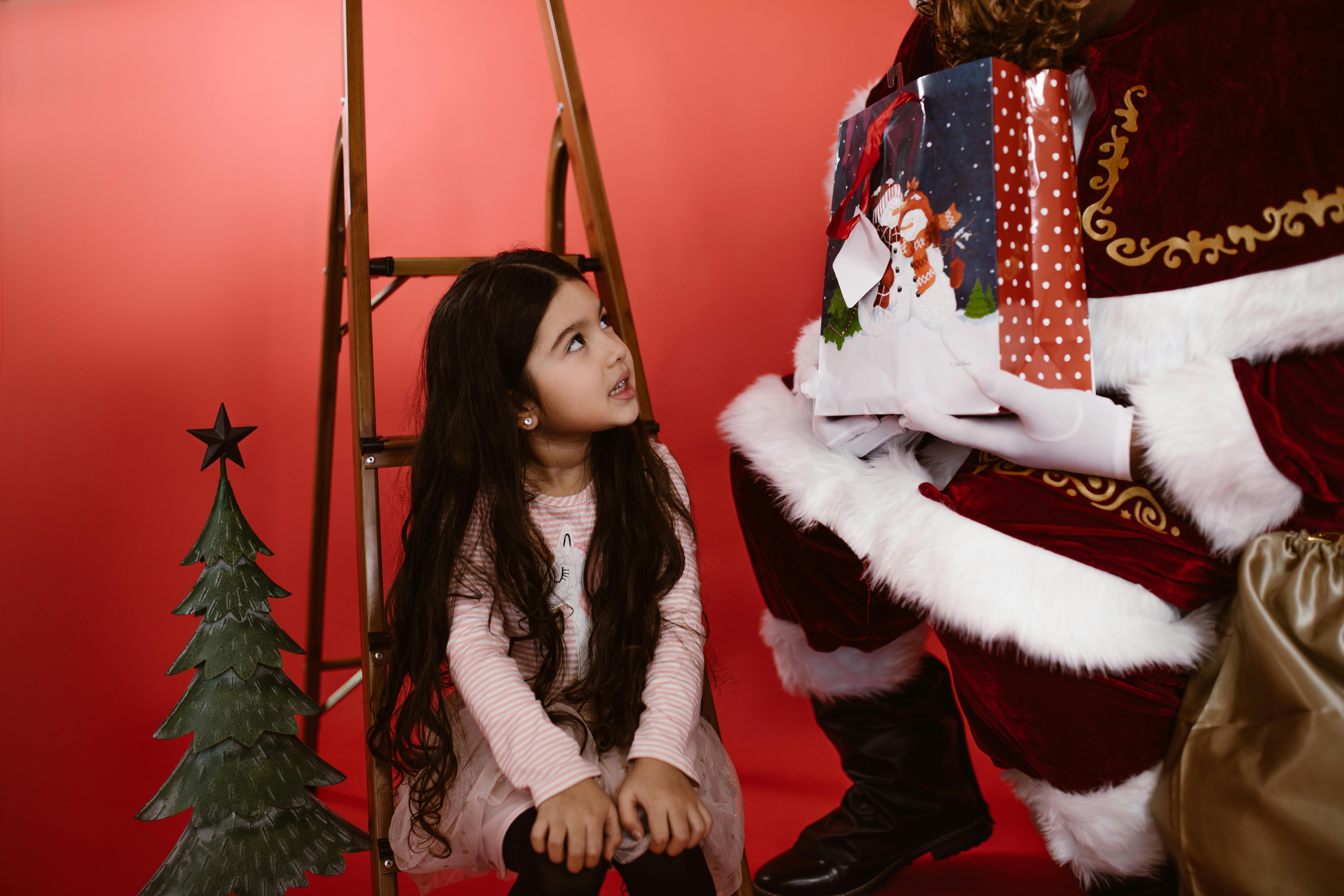 Nina con santa