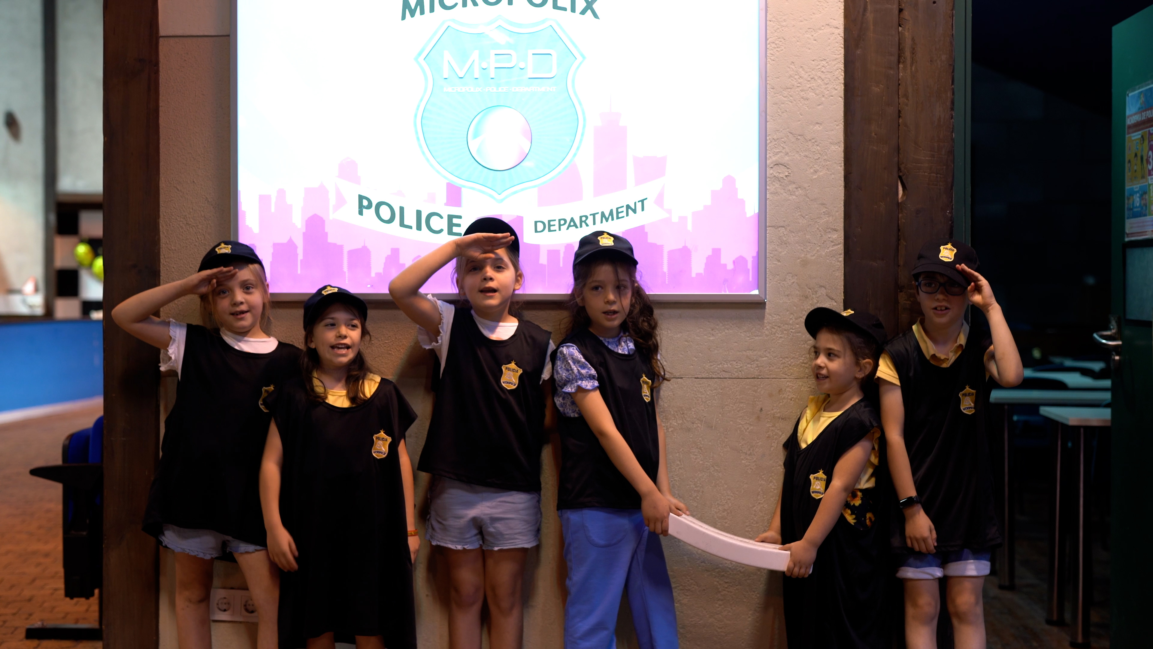 Ninos jugando a policias