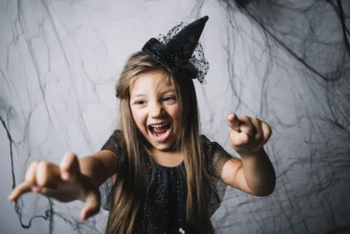 Nina disfrazada para halloween