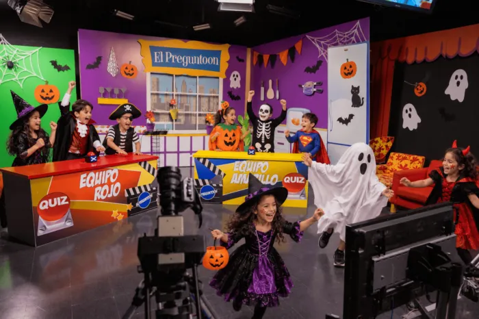 Ninos jugando en micropolix en halloween